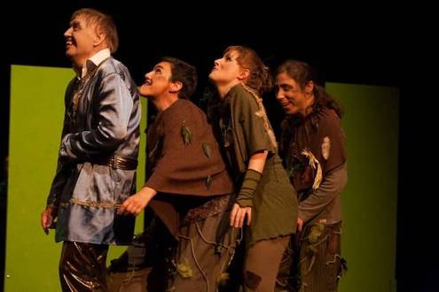 Vier Menschen stehen eng hintereinander und schauen alle nach oben